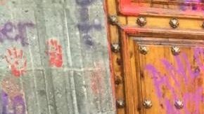 Vandalizan puerta de Palacio Nacional.