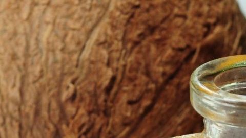 El aceite de coco es un ingrediente versátil que beneficia la salud del corazón.