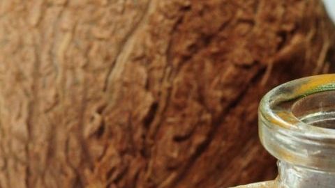 El aceite de coco es un ingrediente versátil que beneficia la salud del corazón.