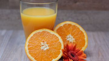 El jugo de naranja aporta una gran dosis de vitamina C, ácido fólico y antioxidantes.
