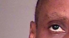 Una mujer negra la emprendió contra una blanca en una parada de autobuses en Oregon.