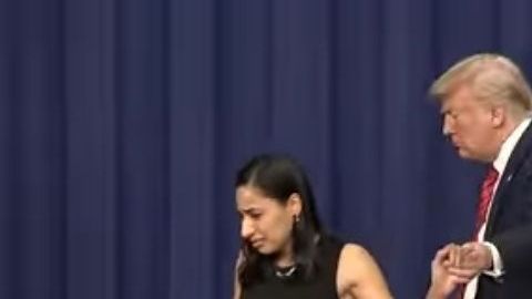 Daria Ortiz escoltada por Trump