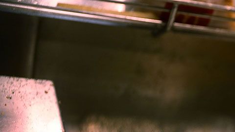 Las papas se fríen dos veces en aceite: la primera al hacerlas y la segunda para calentarlas antes de servirla al cliente.