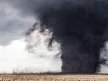 Un tornado levanta la tierra de un campo fuera de Washburn, Illinois. NOAA
