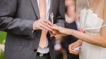 Las parejas gastan más de $35,000 en su boda.