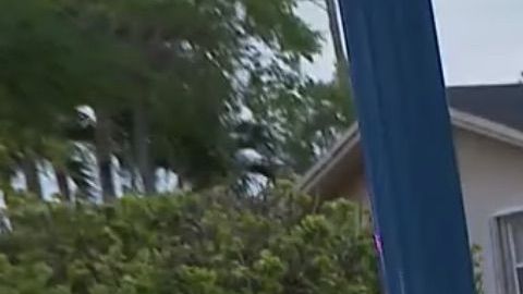 La policía estuvo investigando en el lugar de la escena durante varias horas.