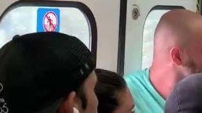La escena fue grabada en un vagón del Tren Roca.