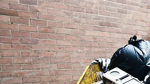 El trabajador encontró el dinero en un escritorio de madera roto.