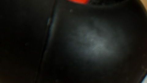 El hombre salía mucho de viaje por trabajo y su pareja aprovechaba eso para engañarlo.