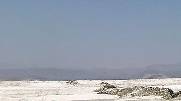 Un camión móvil del USGS escanea la ruptura de la superficie causada por el sismo en Ridgecrest en julio de 2019.