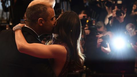 Robbie Williams y su esposa Ayda Field.