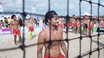 El modelo Santiago Schiavo durante un partido del torneo "Model Volleyball" en Miami Beach.