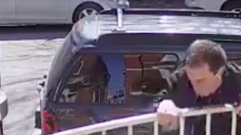 El momento en que el hombre logra escapar.