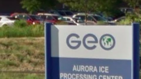 La mujer se encuentra en el centro de ICE en Aurora, Colorado.