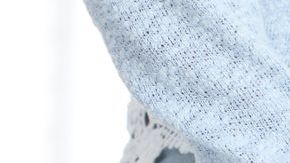 Consumir alimentos con fibra y vitamina K es una de las principales recomendaciones para tratar las hemorroides.