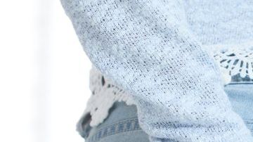 Consumir alimentos con fibra y vitamina K es una de las principales recomendaciones para tratar las hemorroides.