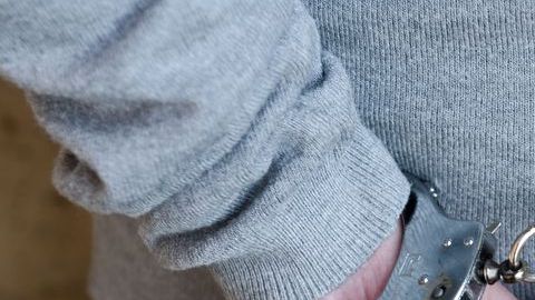 Imagen ilustrativa de una mujer bajo arresto.