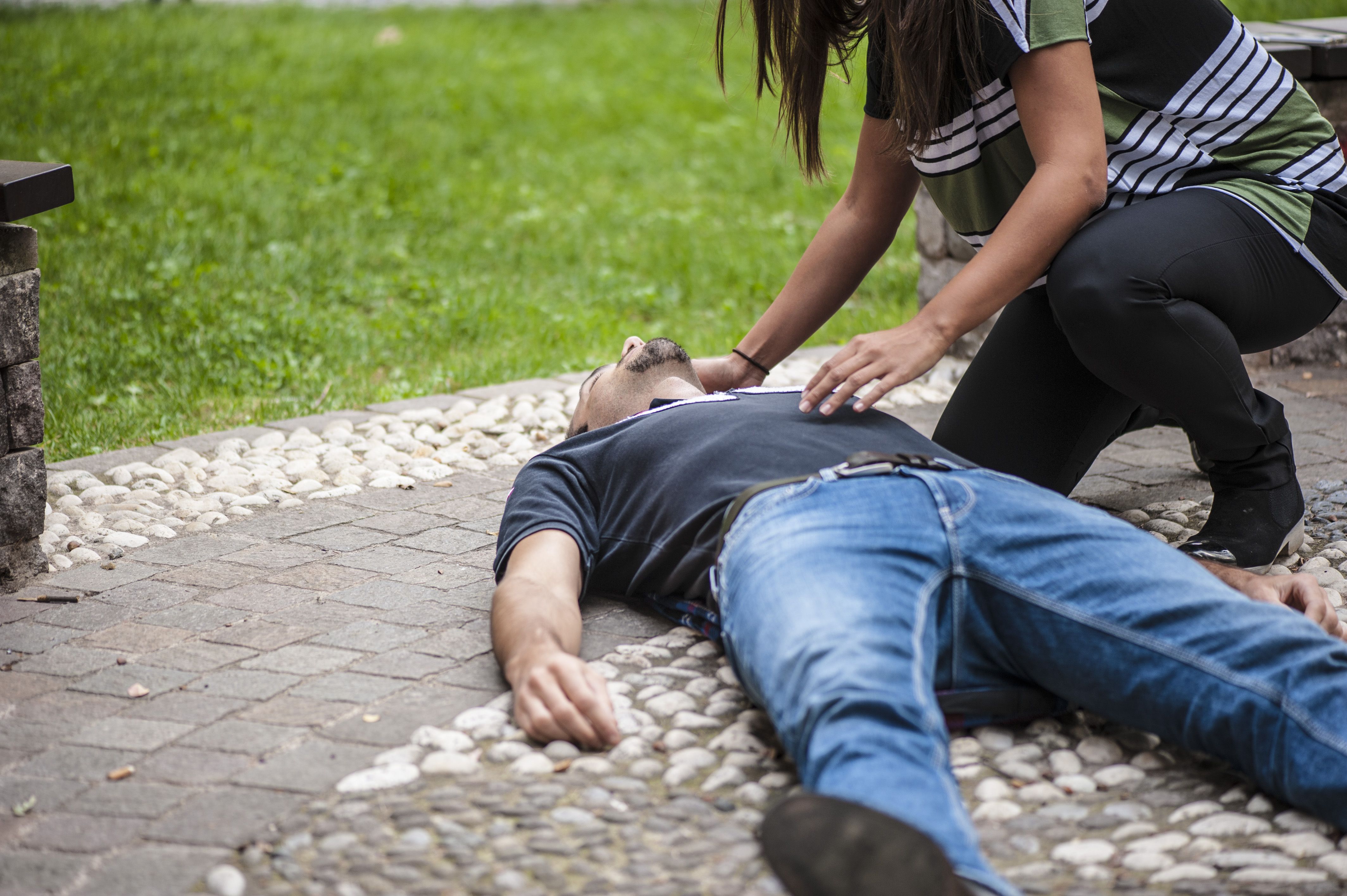 Девочка теряет сознание. Человек без сознания на улице. Парень лежит без сознания.