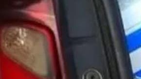 La mujer intentó esconderse con una manta, pero fue en vano.