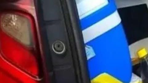 La mujer intentó esconderse con una manta, pero fue en vano.