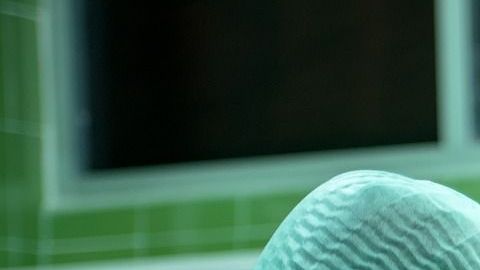 La paciente quería cerciorarse que nos cirujanos no dañaran otras partes del cerebro.