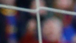 El arquero Marc André ter Stegen en la atajada que definió el rumbo del partido.