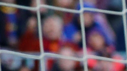 El arquero Marc André ter Stegen en la atajada que definió el rumbo del partido.