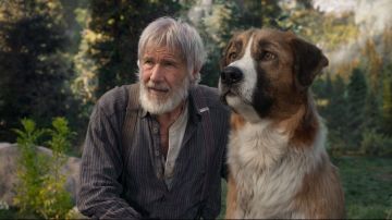 Harrison Ford en el papel de Thornton y Buck en una escena de "The Call of the Wild".