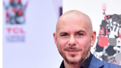 Travolta y Pitbull.
