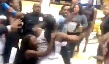 La pelea fue captada en video.