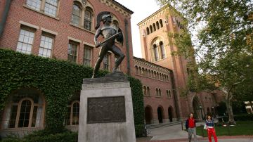 Una estatua del símbolo de la escuela El Troyano, se encuentra en el campus de USC.
