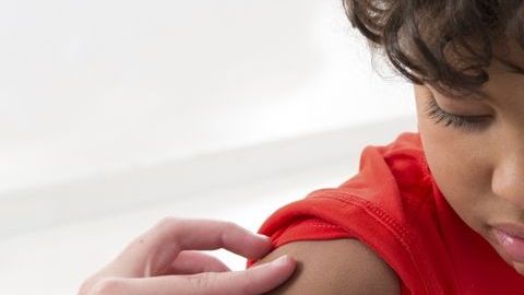 La vacuna anual contra la influenza evita el ausentismo escolar.