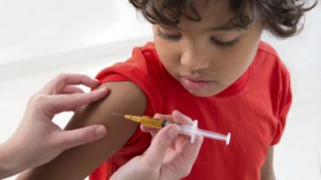 La vacuna anual contra la influenza evita el ausentismo escolar.
