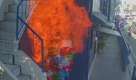 El vendedor quedó cubierto en llamas.