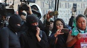 VIDEO: Feministas acusan a AMLO de insensibilidad frente a asesinatos de Mujeres