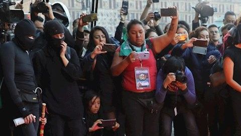 VIDEO: Feministas acusan a AMLO de insensibilidad frente a asesinatos de Mujeres