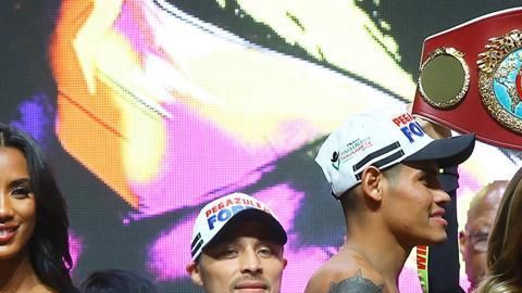 Navarrete (izq) amenaza con fulminar al asiático.