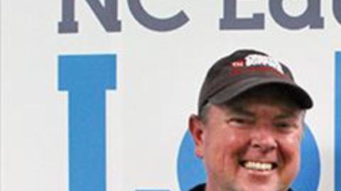 Kaitlen Raney con su premio de la lotería.