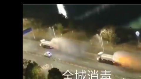 Rocían con químicos las calles de Wuhan contra coronavirus