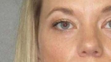 Las autoridades escolares pusieron a la maestra bajo licencia administrativa.