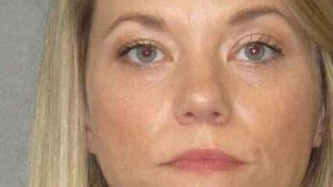 Las autoridades escolares pusieron a la maestra bajo licencia administrativa.