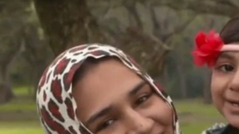 Zainab Mughal, de 4 años, junto a su madre Miriam Mughal.