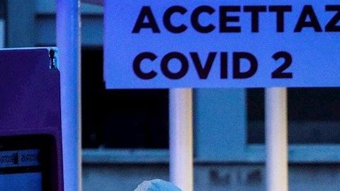 Un enfermo de coronavirus es transportado a un hospital en Italia.