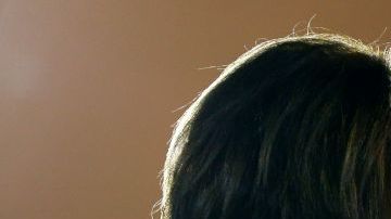 Amy Klobuchar se dirigió al público en un evento de campaña de Joe Biden.