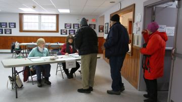 Residentes votan en Sugar Hill, New Hampshire, en febrero de 2020.