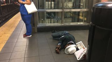 Un desamparado en una estación del Subway de NYC.
