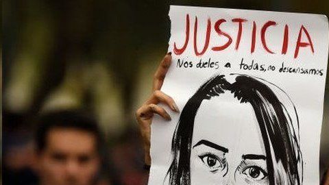 Miles de mujeres protestaron en México contra los feminicidios.
