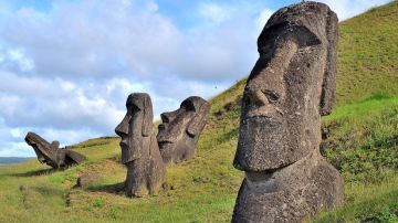 Unas mil estatuas de piedra, conocidas como moáis, se alzan en la Isla de Pascua.
