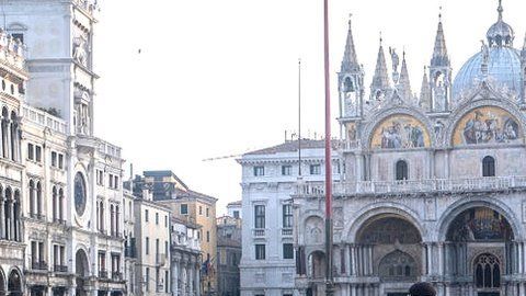 Sin gente, Venecia no parece Venecia.