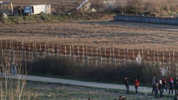 En medio de la crisis migratoria en Grecia, las fuerzas de seguridad de ese país intentan dispersar a los solicitantes de asilo con gases lacrimógenos.